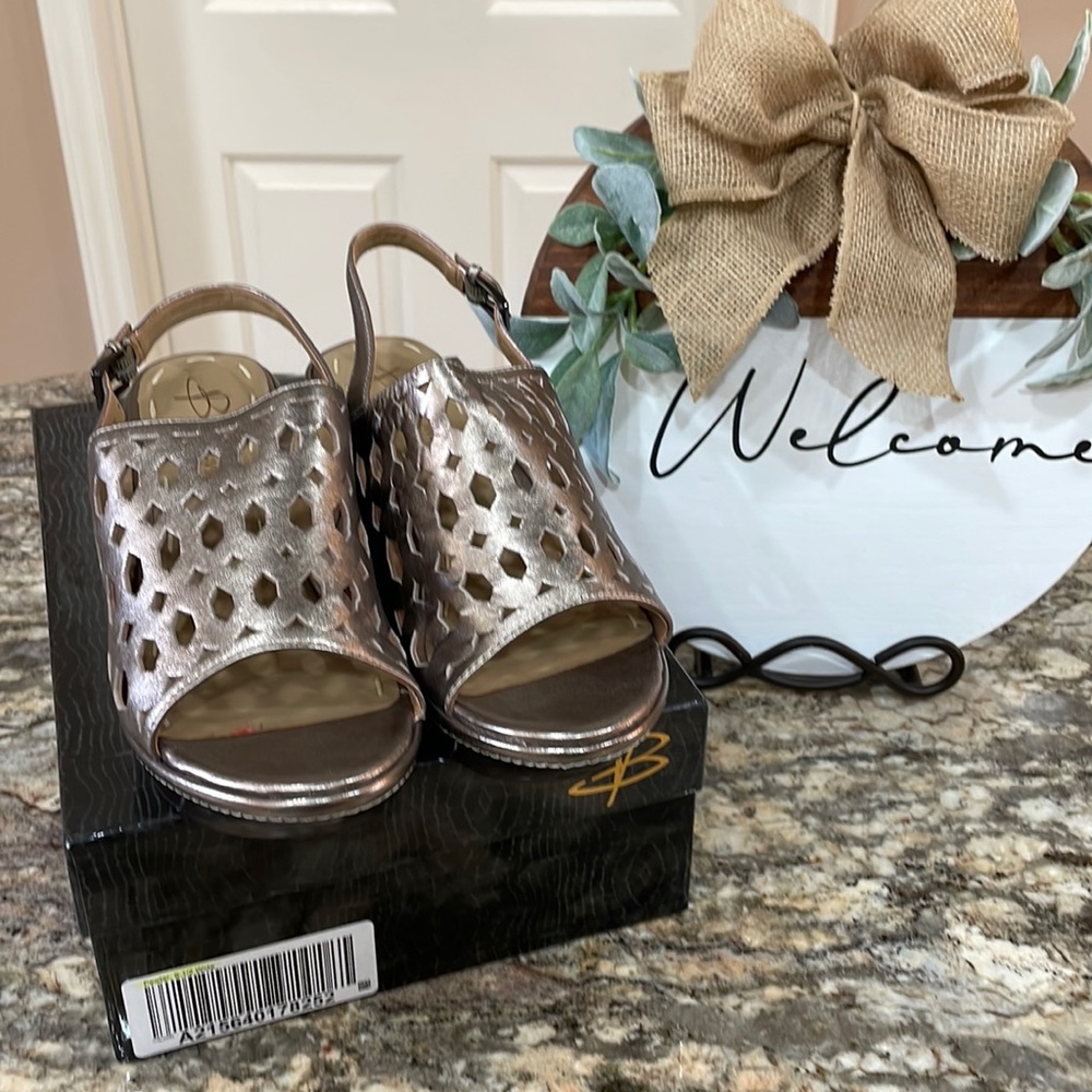 NWT B. Makowsky Pewter Leather Wedge Sandals